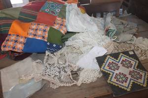 lot 3869 image: Vtg. Quilt, Doilies and More Linens