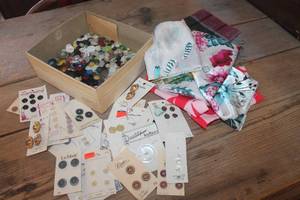 lot 3875 image: Vintage Buttons and More