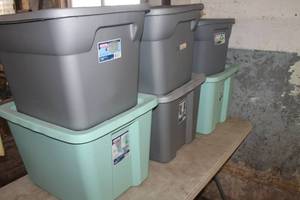 lot 3914 image: Various Sized Rubbermaids
