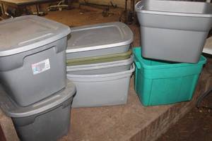 lot 3915 image: Various Sized Rubbermaids