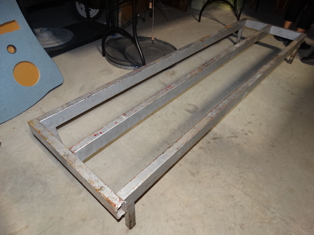 lot 6102 image: Dunage rack.