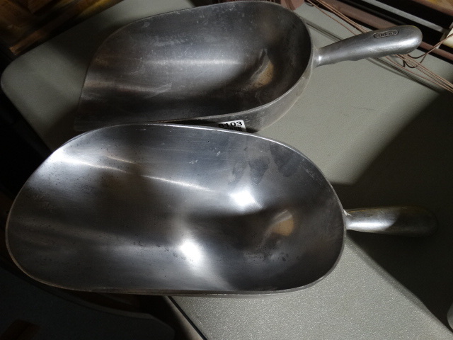 lot 6103 image: 2 Ice scoops.