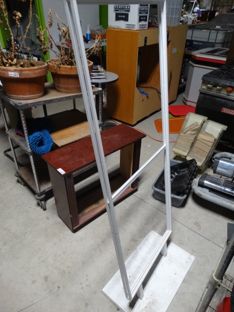 lot 6160 image: Metal sign stand.