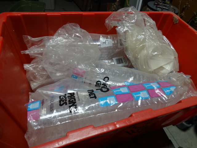 lot 6164 image: Tote full of plastic champagine glasses.