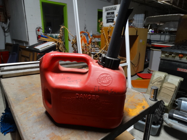 lot 6172 image: 1 gallon 501 gas can.