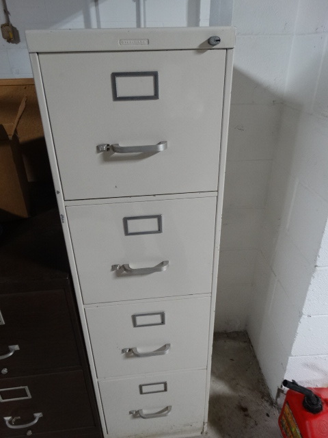 lot 6190 image: Steelcase 4 drawer file cabinet.