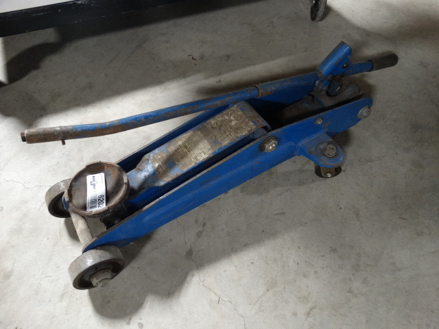 lot 6202 image: Floor jack.