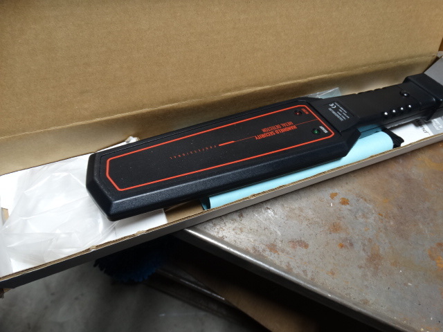 lot 6204 image: Handheld security metal detector.