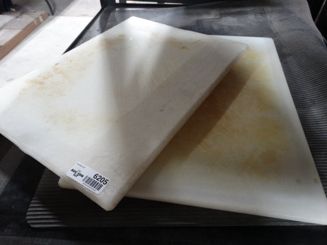 lot 6205 image: 2 Cutting boards.