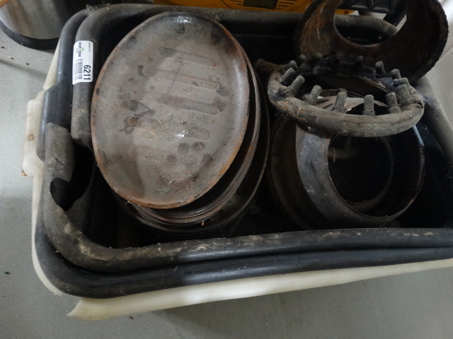 lot 6211 image: Lot of cast iron items.