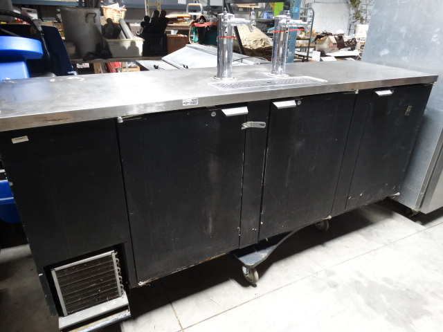 lot 6240 image: 3 door commercial Kegerator w 4 taps