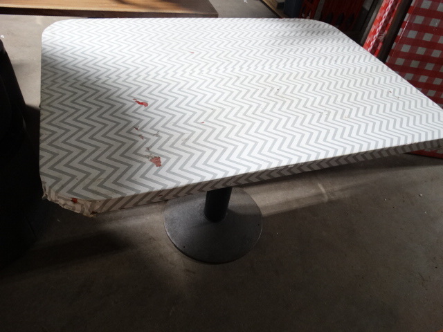 lot 6267 image: Pedestal baised table.