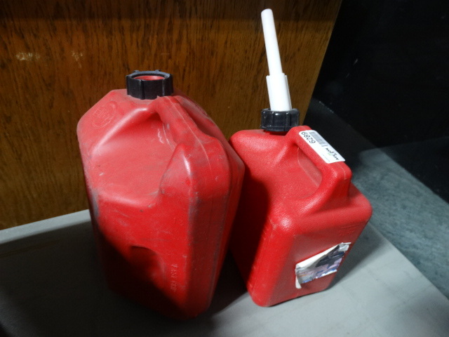 lot 6289 image: 1- 2 Gallon and 1- 1 Gallon gas can.