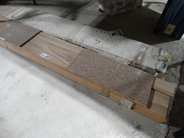 lot 6322 image: 2 Boxes of laminent flooring.