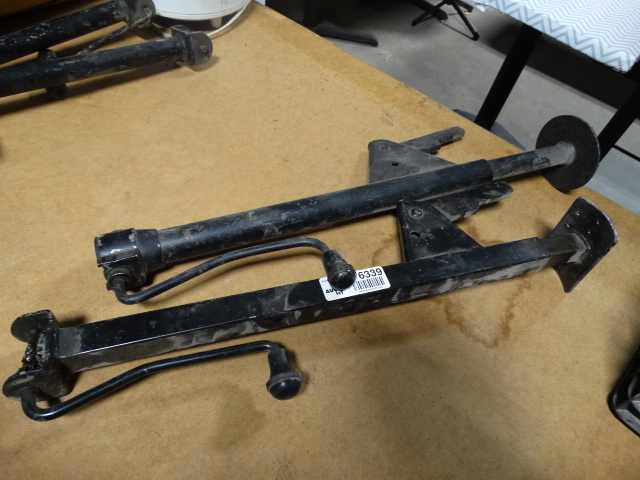 lot 6339 image: 2 Adjustable jacks.