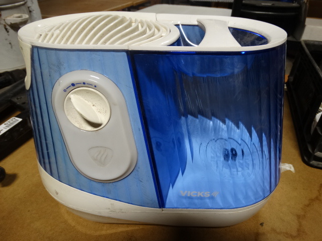 lot 6340 image: Vicks humidifier.