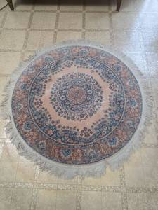 lot 101 image: Round Oriental Floral Area Rug