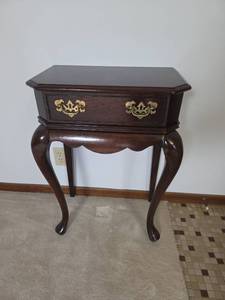 lot 109 image: Queen Anne Style Side Table with Drawer and Brass Hardware