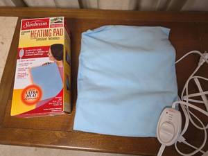 lot 114 image: Sunbeam UltraHeat Heating Pad - Looks New