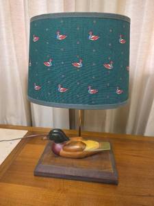 lot 118 image: Duck Motif Table Lamp with Wooden Decoy Base 3-Way Light