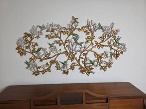 lot 122 image: Painted Plastic Hummingbird Floral Wall Art