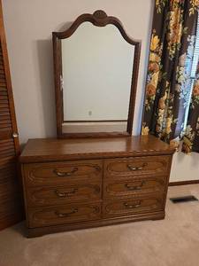 lot 127 image: Traditional  6 Drawer Dresser with Mirror