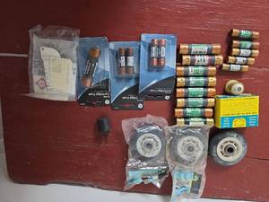 lot 138 image: Mixed Lot of Electrical Fuses and Dryer Parts