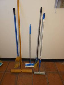 lot 152 image: Brooms, Swiffer and Long Handle Squeegee