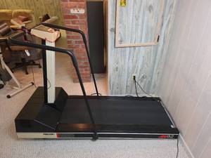 lot 200 image: Precor M9.2 Treadmill with Heart Rate Monitor 10% Incline. Works.