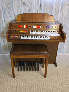 lot 221 image: Kimball Aquarius Electric Organ with Entertainer Feature - Powers On