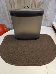 lot 233 image: Techko SH2106PV Privacy Guard Paper Shredder and Rug