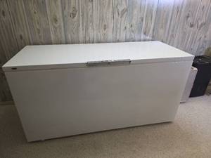 lot 246 image: Signature Deluxe 25 White Chest Freezer (powers on)