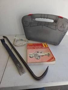 lot 384 image: Ford Pickup & Bronco Haynes Manual 1980-1983,  Crown Bars and Storage Box