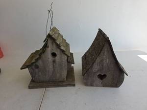 lot 399 image: Rustic Wooden Birdhouses