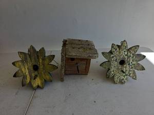 lot 400 image: Wooden Birdhouses