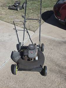 lot 421 image: Poulan Push Lawn Mower with Briggs & Stratton 500 Series Engine (Has Compression)