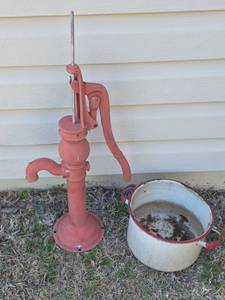 lot 423 image: 24in Metal Hand Water Pump and Enamel Basin Garden Decor