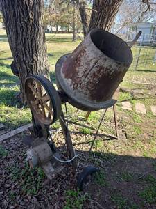 lot 438 image: Industrial Cement Mixer with Stand