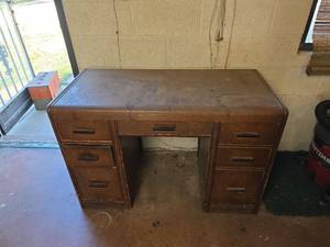 lot 511 image: Wooden Office Desk with Multiple Drawers