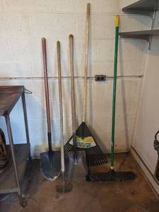 lot 513 image: Collection of Garden Tools and Equipment