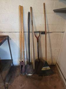 lot 514 image: Long Handled Garden Tools