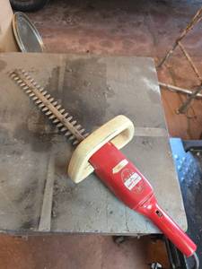 lot 518 image: Shop-Craft Electric Hedge Trimmer Powers On