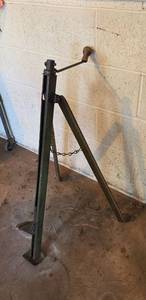 lot 528 image: Tripod Bumper Jack