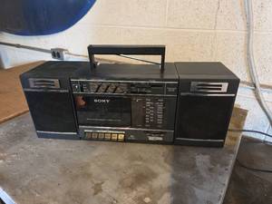 lot 530 image: Sony CFS-3000 AMFM Stereo Cassette Boombox Powers On