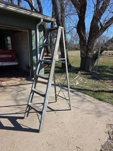 lot 532 image: Aluminum 6ft Step Ladder