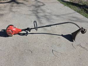 lot 535 image: Homelite 26cc Gas String Trimmer UT33600A - Has Compression