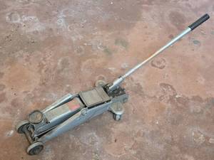 lot 544 image: Pro-Lift 2 Ton Hydraulic Floor Jack F-365