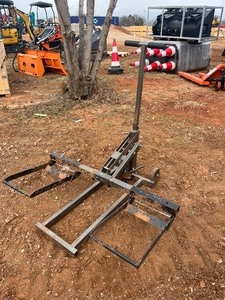 lot 3152 image: Lawn Mower Lift Jack - For Tractor or Zero Turn Type Mowers