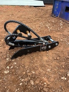 lot 3153 image: SD Lanch Hydraulic Thumb Attachement for Mini Excavator 1 inch pins