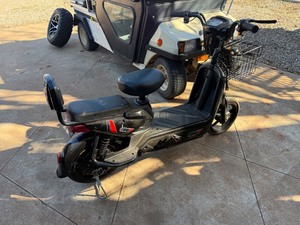 lot 3067 image: Unused SD LANCH Electric Motorcycle (IREV) This unit is put together, others are not.  One pedal partially broken but still functional